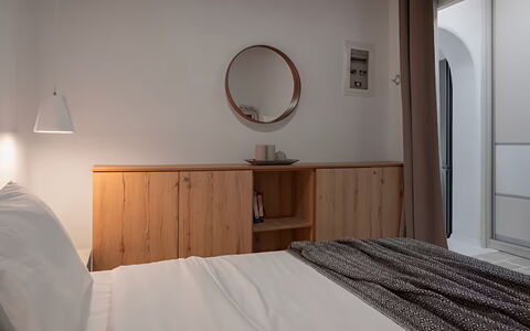 Mikonos Pool House 6: Meubles, Lit, Design Intérieur, Chambre, Mur, Bois, Drap De Lit, Literie, Sol, Luminaire