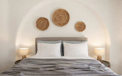 Mykonos Pool House 7: Chambre, Linge, Meubles, Literie, Éclairage, Drap De Lit, Lit, Oreiller, Throw Pillow, Cadre De Lit