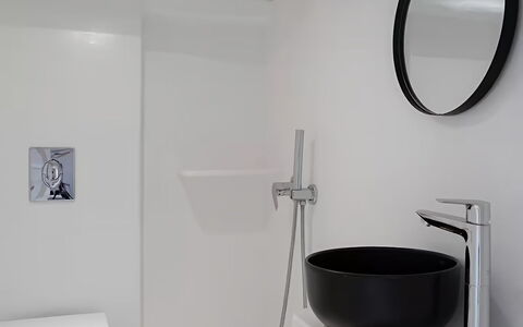 Mykonos Pool House 9: Salle De Bains, Luminaire Plomberie, Design Intérieur, Sol, Toilette, Évier, Sol, Robinet, Plomberie, Lavabo