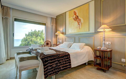 Villa Kate: Meubles, Lit, Design Intérieur, Chambre, Literie, Drap De Lit, Sol, Plafond, Sol, Linge