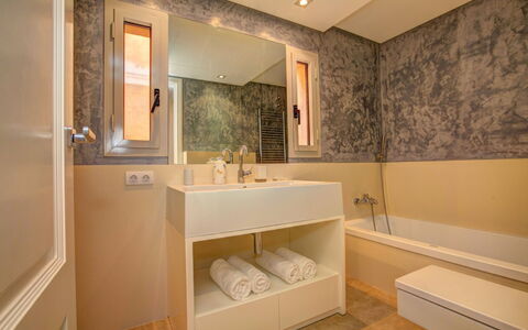 Villa Kate: Salle De Bains, Luminaire Plomberie, Mur, Sol, Design Intérieur, Sol, Lavabo, Robinet, Baignoire, Évier