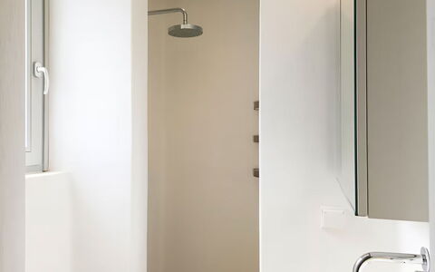 Villa Cornelia 1: Salle De Bains, Mur, Sol, Luminaire Plomberie, Design Intérieur, Sol, Bois, Lavabo, Plafond, Évier