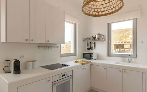 Villa Cornelia 2: Cuisine, Design Intérieur, Comptoir, Bois, Plafond, Meubles, Cabinetry, Sol, Luminaire, Appareil De Cuisine