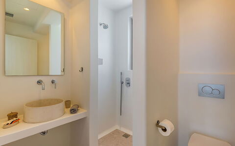Villa Cornelia 2: Salle De Bains, Luminaire Plomberie, Design Intérieur, Mur, Lavabo, Sol, Sol, Évier, Miroir, Robinet