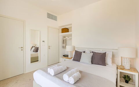 Villa Cornelia 2: Meubles, Design Intérieur, Sol, Sol, Lit, Chambre, Bois, Textile, Plafond, Pièce