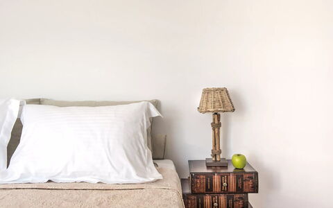 Villa Sean: Meubles, Chambre, Lit, Design Intérieur, Linge, Literie, Drap De Lit, Textile, Pièce, Throw Pillow