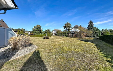 Trassenheide 201: Ciel, Herbe, Arbuste, Paysage, Maison, Domicile, Zone Résidentielle, Lot Terre, Toit, Chalet