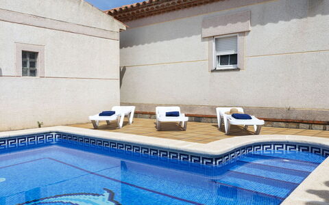 Isabel: Piscine, Tiroir, Hôtel, Recours, Lit, Lampe, Chambre, Cabinetry, Villa, Literie