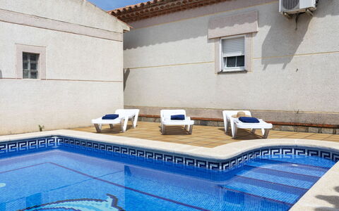 Isabel: Piscine, Tiroir, Hôtel, Recours, Lit, Chambre, Lampe, Villa, Literie, Cabinetry