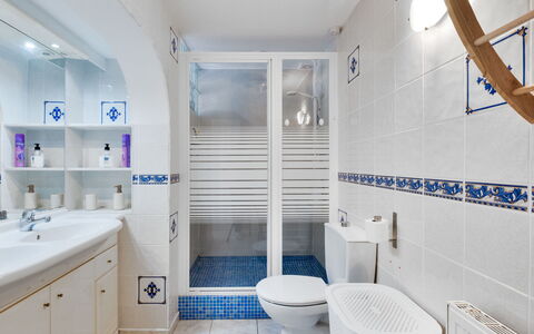 Lisa: Bleu, Luminaire Plomberie, Sol, Salle De Bains, Sol, Design Intérieur, Tuile, Plomberie, Robinet, Évier