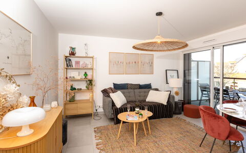 Canephora: Meubles, Design Intérieur, Bois, Sol, Sol, Éclairage, Pièce, Plafond, Salon, Table