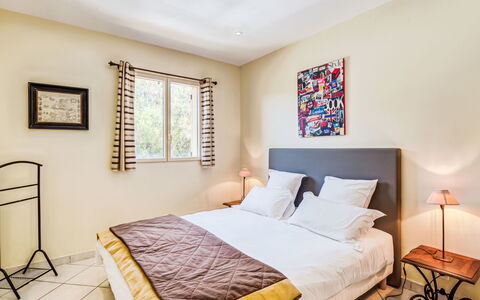 Villa i Tre Fratelli: Lit, Meubles, Chambre, Design Intérieur, Literie, Sol, Drap De Lit, Pièce, Sol, Plafond