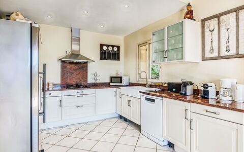 Villa i Tre Fratelli: Appareil De Cuisine, Cuisine, Cabinetry, Design Intérieur, Sol, Principaux Appliance, Comptoir, Meubles, Électroménager, Sol