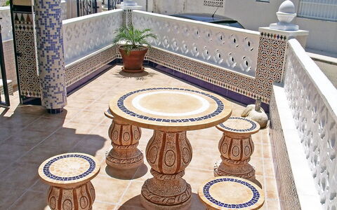 Happy Day: Propriété, Design Intérieur, Table, Pièce, Maison, Architecture, Meubles, Sol, Colonne, Balustre
