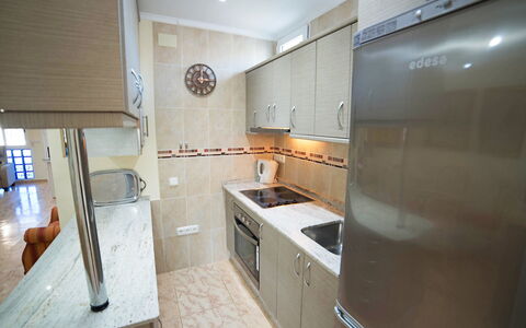 Happy Day: Propriété, Pièce, Meubles, Cabinetry, Design Intérieur, Cuisine, Immobilier, Comptoir, Bâtiment, Maison