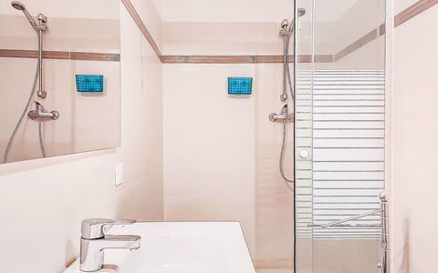 Casa Lucia: Salle De Bains, Luminaire Plomberie, Design Intérieur, Sol, Sol, Plomberie, Robinet, Douche, Baignoire, Miroir