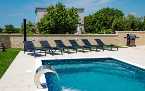Paula: Piscine, L'Eau, Mobilier De Jardin, Recours, Balancelle, Composite, Caractéristique De L'Eau, Ombre, Eco Hôtel, Loisir