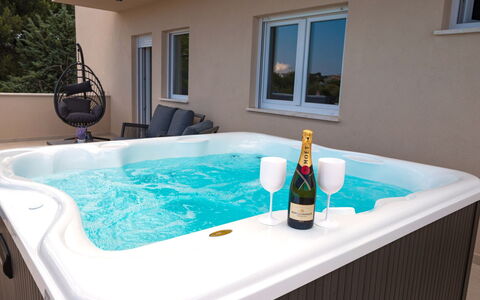 Paula: Luminaire Plomberie, Baignoire, Piscine, Jacuzzi, Recours, Hôtel, Plante D'Appartement, Caractéristique De L'Eau