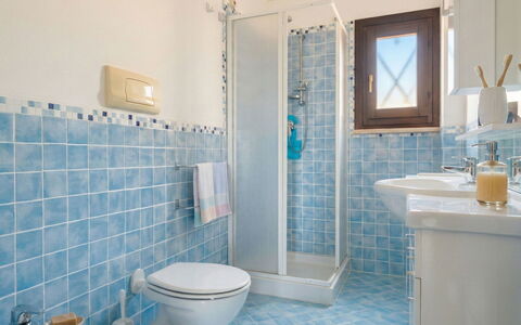 Vacanze Nespolo: Bleu, Sol, Luminaire Plomberie, Sol, Salle De Bains, Design Intérieur, Toilette, Tuile, Siège De Toilette, Plomberie