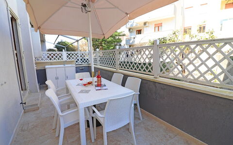 Luisa: Sol, Sol, Meubles, Mobilier De Jardin, Chaise, Tableau De Plein Air, Balcon, Ombre, Table Cuisine Et Salle A Manger, Tache De Bois