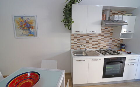 Luisa: Appareil De Cuisine, Cuisine, Principaux Appliance, Meubles, Bois, Design Intérieur, Sol, Comptoir, Cabinetry, Cuisinière
