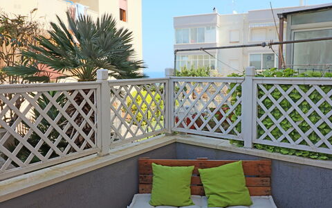 Luisa: Bois, Balcon, Composite, Appartement, Balustrade, Ombre, Clôture, Porche, Mobilier De Jardin, Tache De Bois