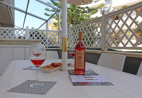 Luisa: Meubles, Chaise, Table, Mobilier De Jardin, Sol, Tableau De Plein Air, Ombre, Balcon, Table Cuisine Et Salle A Manger, Tache De Bois