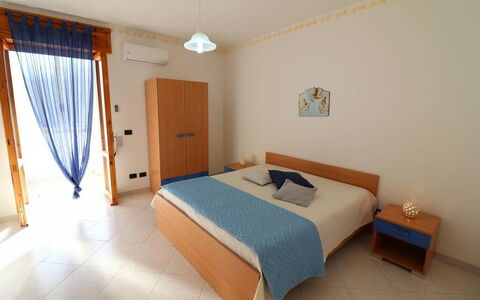 Ludovica: Meubles, Bois, Design Intérieur, Sol, Sol, Chambre, Lit, Pièce, Drap De Lit, Cadre De Lit