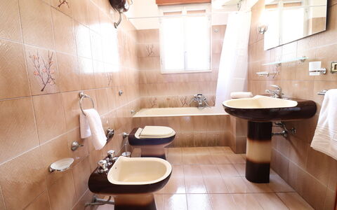 Isabel: Salle De Bains, Lavabo, Luminaire Plomberie, Siège De Toilette, Évier, Toilette, Design Intérieur, Sol, Robinet, Sol