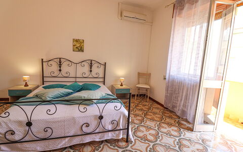 Isabel: Meubles, Sol, Sol, Lit, Design Intérieur, Chambre, Drap De Lit, Literie, Pièce, Plafond