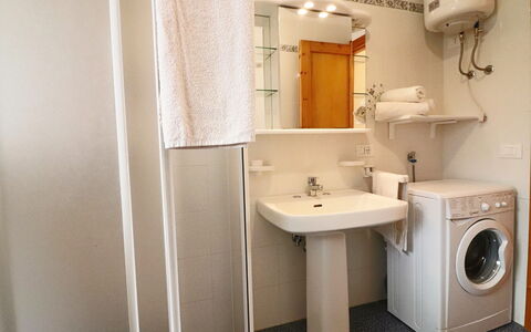 Cecilia: Sol, Luminaire Plomberie, Lavabo, Sol, Évier, Design Intérieur, Salle De Bains, Robinet, Pièce, Plomberie
