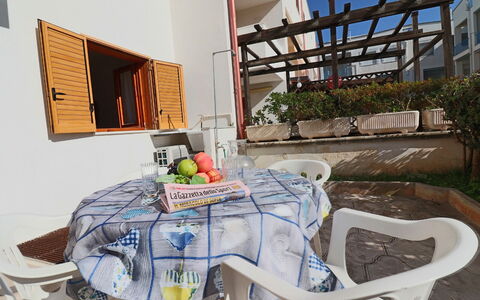 Cecilia: Meubles, Chaise, Mobilier De Jardin, Balcon, Ombre, Tableau De Plein Air, Cour, Plante D'Appartement, Porche, Table Cuisine Et Salle A Manger