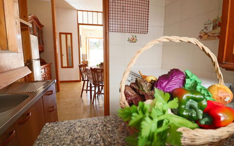 Cecilia: Bois, Cuisine, Comptoir, Design Intérieur, Meubles, Appareil De Cuisine, Pièce, Tache De Bois, Cabinetry, Aliments Naturels