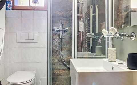 Bon-Accueil: Salle De Bains, Luminaire Plomberie, Design Intérieur, Sol, Toilette, Sol, Évier, Robinet, Siège De Toilette, Lavabo