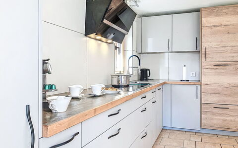Bon-Accueil: Comptoir, Cabinetry, Cuisine, Appareil De Cuisine, Sol, Meubles, Bois, Design Intérieur, Tiroir, Evier
