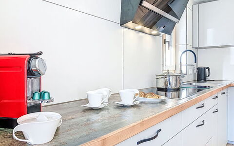 Bon-Accueil: Cuisine, Appareil De Cuisine, Comptoir, Électroménager, Sol, Design Intérieur, Cabinetry, Principaux Appliance, Meubles, Luminaire Plomberie