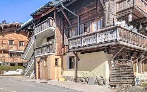 Bon-Accueil: Zone Résidentielle, Porte, Maison, Domicile, Établissements Humains, Chalet, Balcon, Siding, Lumber