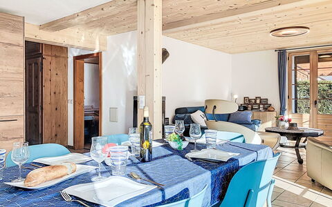 Bon-Accueil: Meubles, Design Intérieur, Bois, Chaise, Table, Sol, Plafond, Sol, Table Cuisine Et Salle A Manger, Salle À Manger