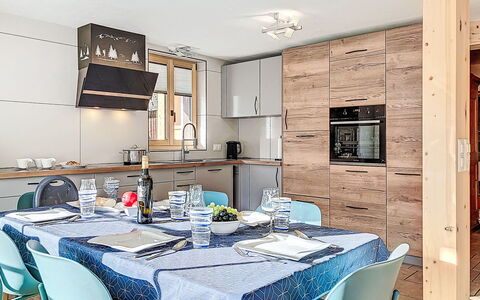 Bon-Accueil: Meubles, Cuisine, Design Intérieur, Sol, Comptoir, Appareil De Cuisine, Chaise, Bois, Plafond, Cabinetry