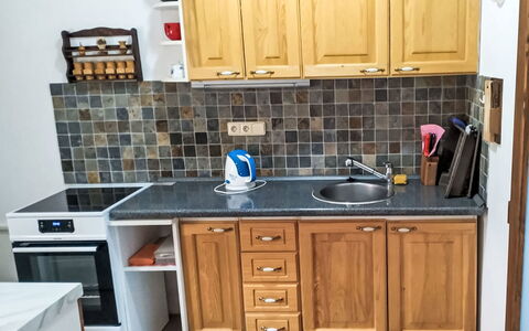 U Kohouta: Cuisine, Comptoir, Cabinetry, Sol, Appareil De Cuisine, Bois, Principaux Appliance, Meubles, Placard, Sol