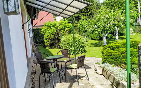 U Kohouta: Jardin, Ombre, Pelouse, Chalet, Cour, Arrière-Cour, Mobilier De Jardin, Aménagement Paysager, Chaise, Structure En Plein Air