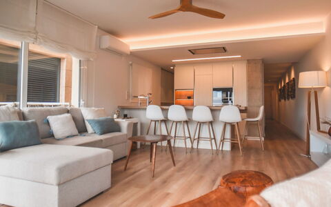 Azulmar: Meubles, Design Intérieur, Sol, Sol, Bois, Canapé, Plafond, Pièce, Salon, Table
