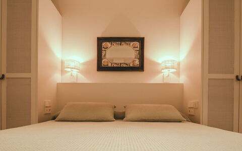 Azulmar: Lit, Design Intérieur, Chambre, Literie, Mur, Meubles, Drap De Lit, Bois, Sol, Plafond