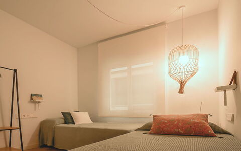 Azulmar: Design Intérieur, Mur, Chambre, Plafond, Bois, Luminaire, Sol, Sol, Lit, Éclairage