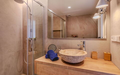 Seahome: Salle De Bains, Design Intérieur, Lavabo, Sol, Luminaire Plomberie, Miroir, Évier, Sol, Bois, Armoire De Toilette