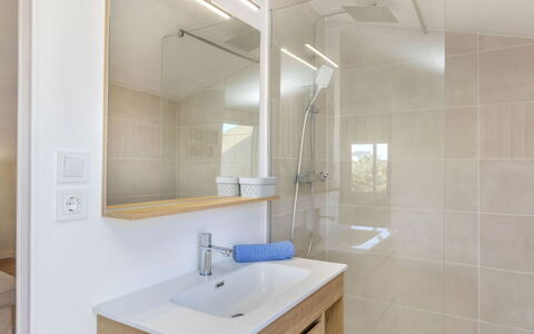 Can Gordei: Sol, Design Intérieur, Sol, Lavabo, Luminaire Plomberie, Salle De Bains, Plafond, Évier, Robinet, Pièce