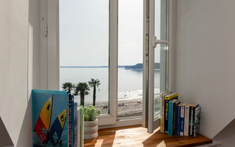 Vue Océan: Ombre, Porche, Balcon, Clôture, Balustrade, Structure En Plein Air