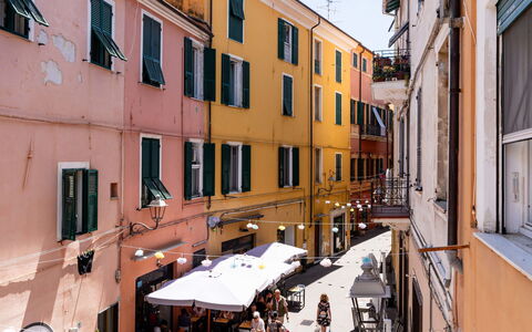 Milena: Ville, Quartier, Rue, Appartement, Usage Mixte, Ruelle, Balcon, Pot De Fleur, Plante D'Appartement, Parapluie