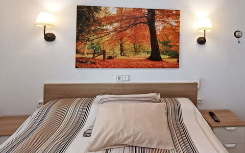 Too Menuda: Meubles, Lit, Design Intérieur, Chambre, Mur, Literie, Bois, Pièce, Drap De Lit, Sol