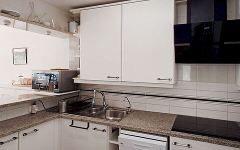 Too Menuda: Cuisine, Comptoir, Appareil De Cuisine, Cabinetry, Evier, Principaux Appliance, Évier, Design Intérieur, Luminaire Plomberie, Robinet